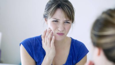 woman experiencing tmj and jaw pain